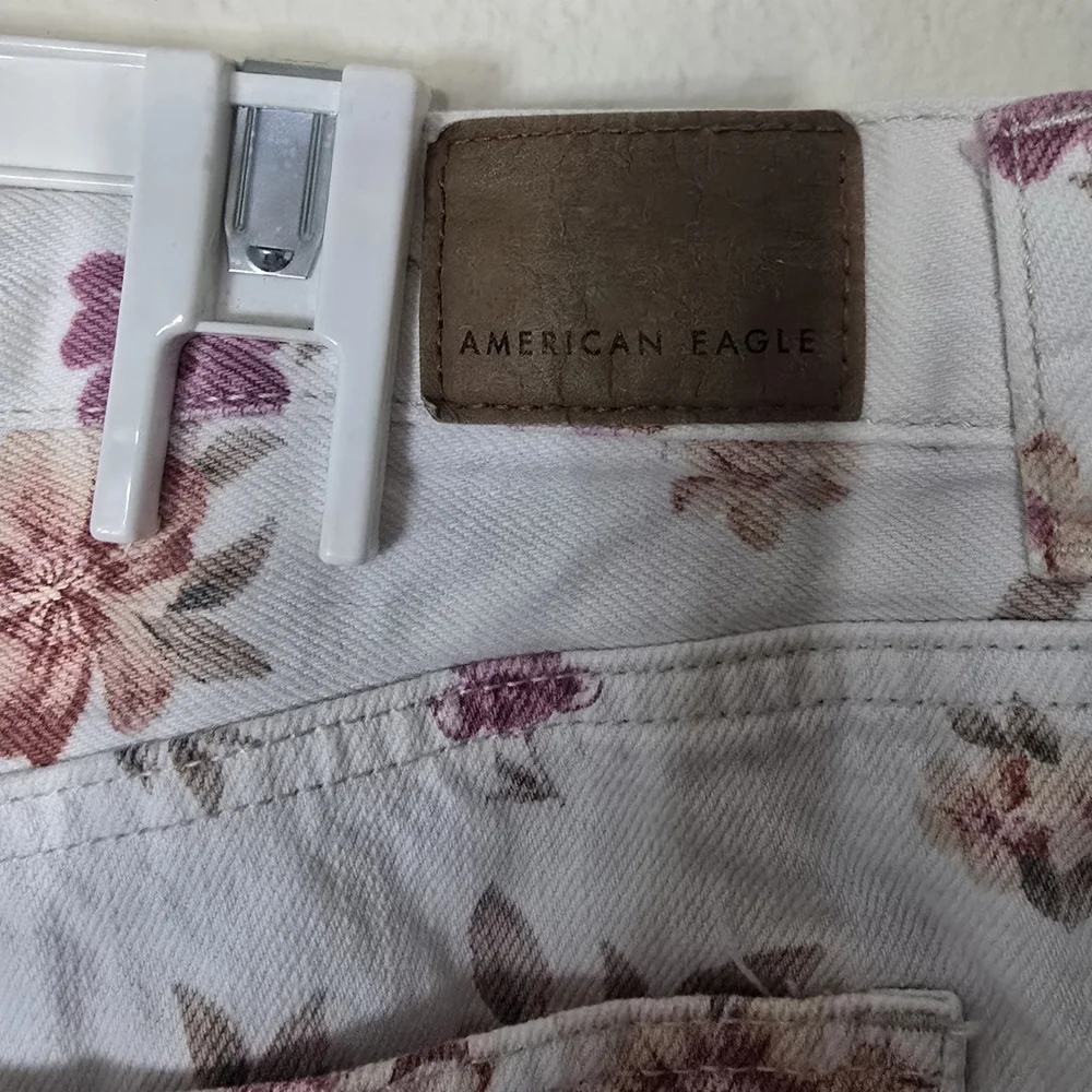 American Eagle Spring Floral High-Waisted Shorts White Pink Purple Print Size 4 - Picture 3 of 4